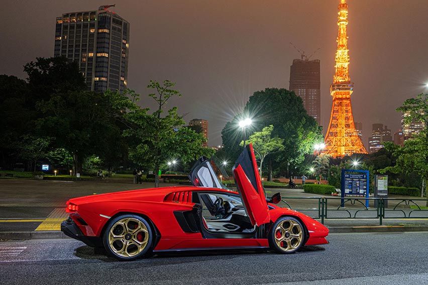 Lamborghini Countach LPI 800-4 features