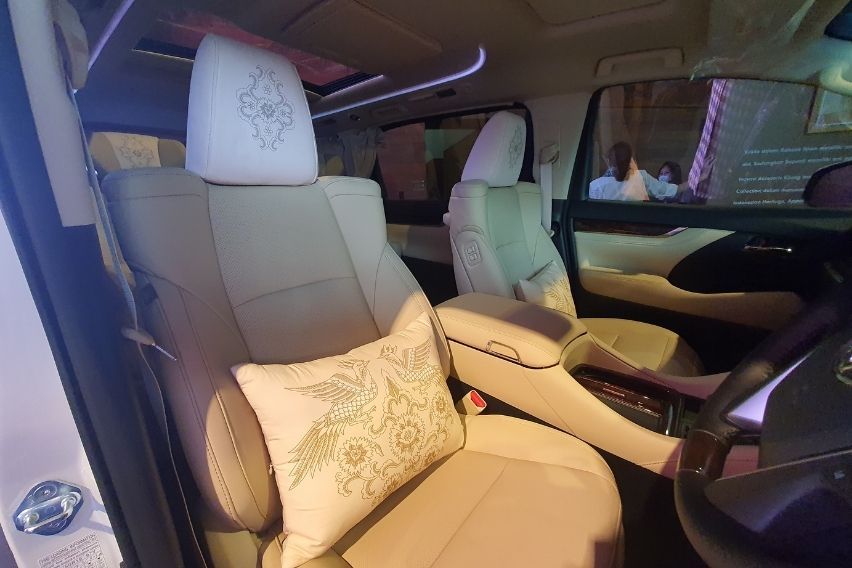 Kijang Innova & Alphard Batik Iwan Tirta