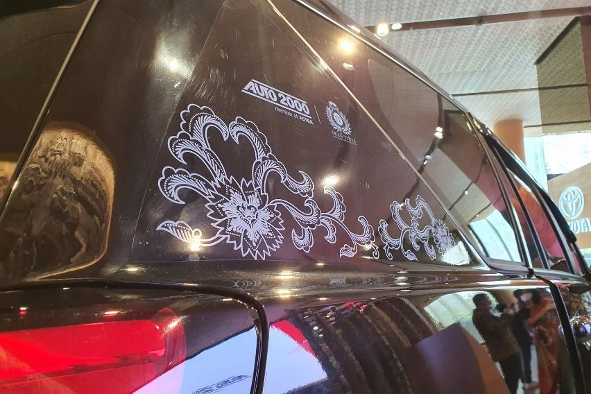 Kijang Innova & Alphard Batik Iwan Tirta