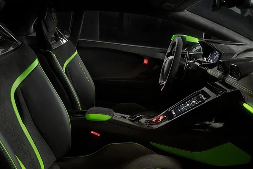 Lamborghini Huracan Tecnica cabin
