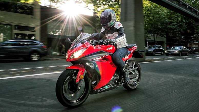 Kawasaki Ninja 300 bổ sung thêm màu mới, giá xe vẫn được giữ nguyên