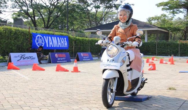 Tips Aman Kendarai Motor, Lady Bikers Pantang Pakai High Heels
