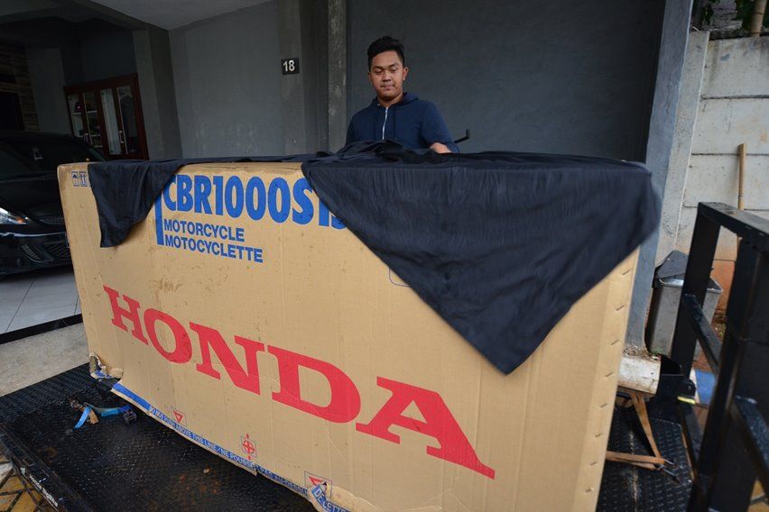 Unboxing Honda CBR1000RR SP Pertama di Indonesia