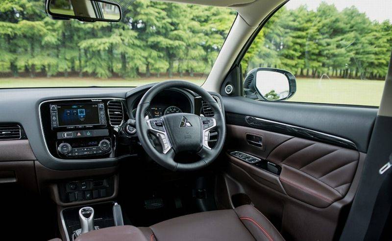 Interior Mitsubishi Outlander PHEV Makin Wah!