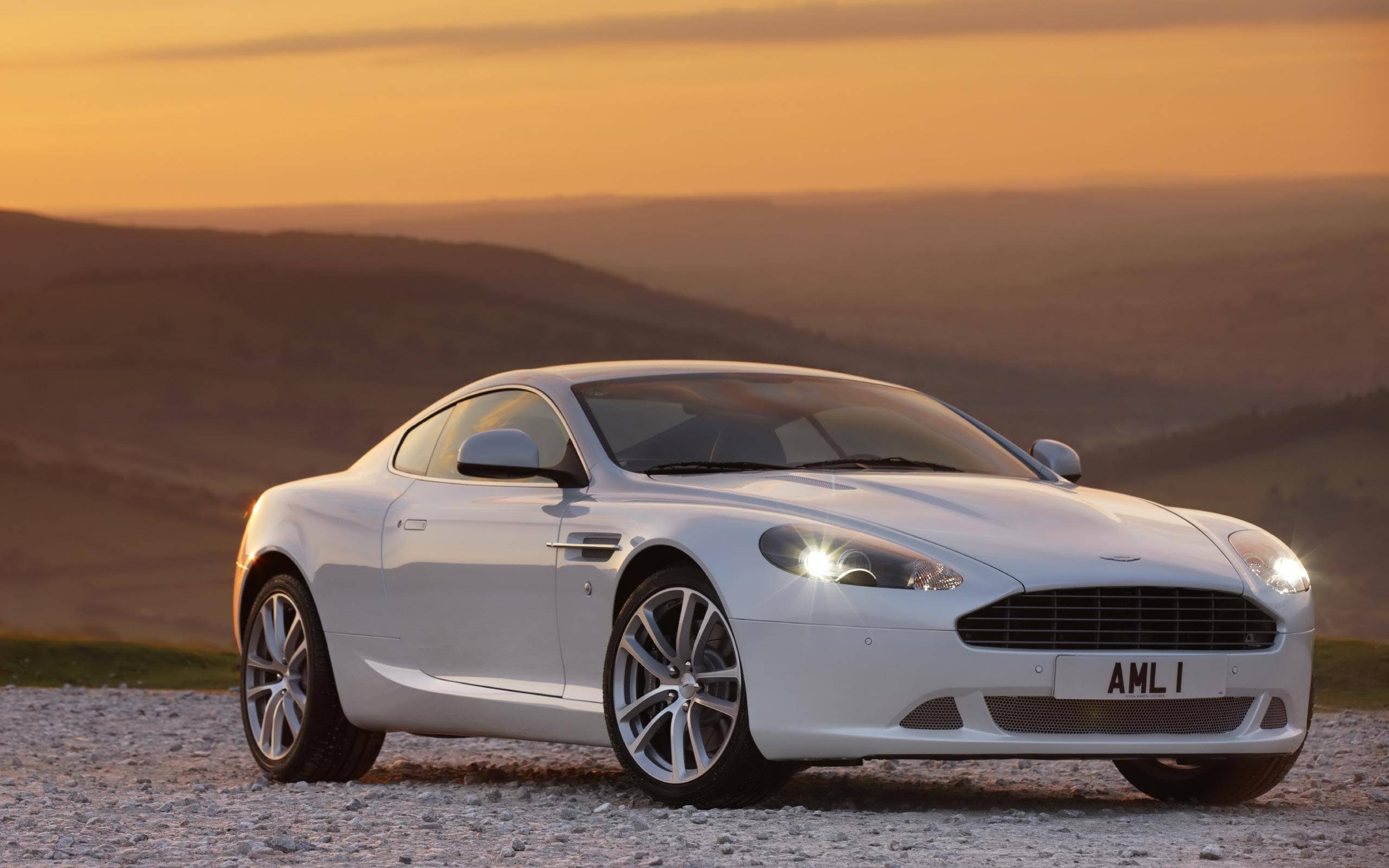 Aston Martin trình làng bản mạnh mẽ nhất dòng DB9