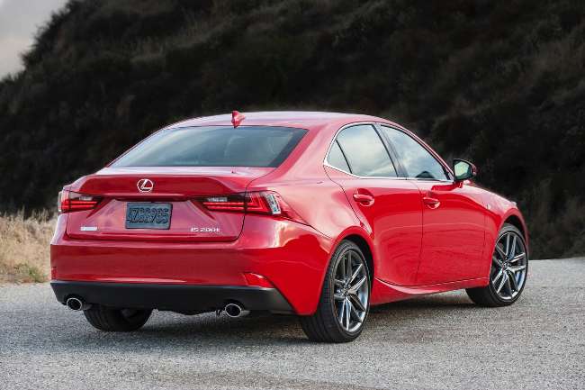 2016-Lexus-IS-200t-3
