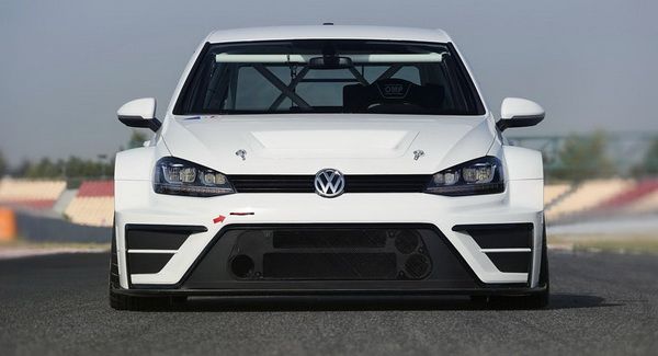 ทีมงานแต่งรถของ Volkswagen นำเสนอรถแข่งพร้อมตกแต่งรุ่น “The Golf TCR”