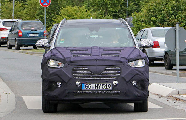 Spied: Facelifted Hyundai Grand Santa Fe