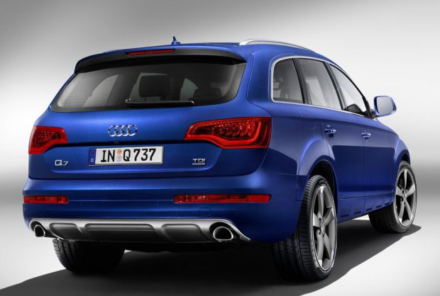 2015-Audi-Q7-Back