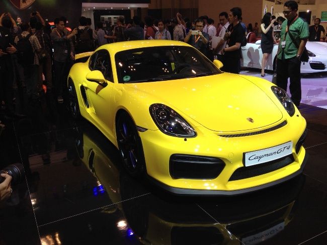 Porsche Cayman GT4 Diluncurkan di Indonesia di GIIAS 2015