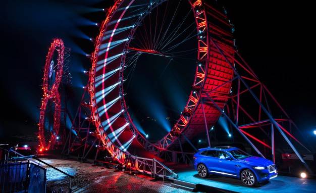 Jaguar F-Pace mengejutkan dunia dengan Perolehan Rekor Dunia Loop-the-Loop Guinness - Video