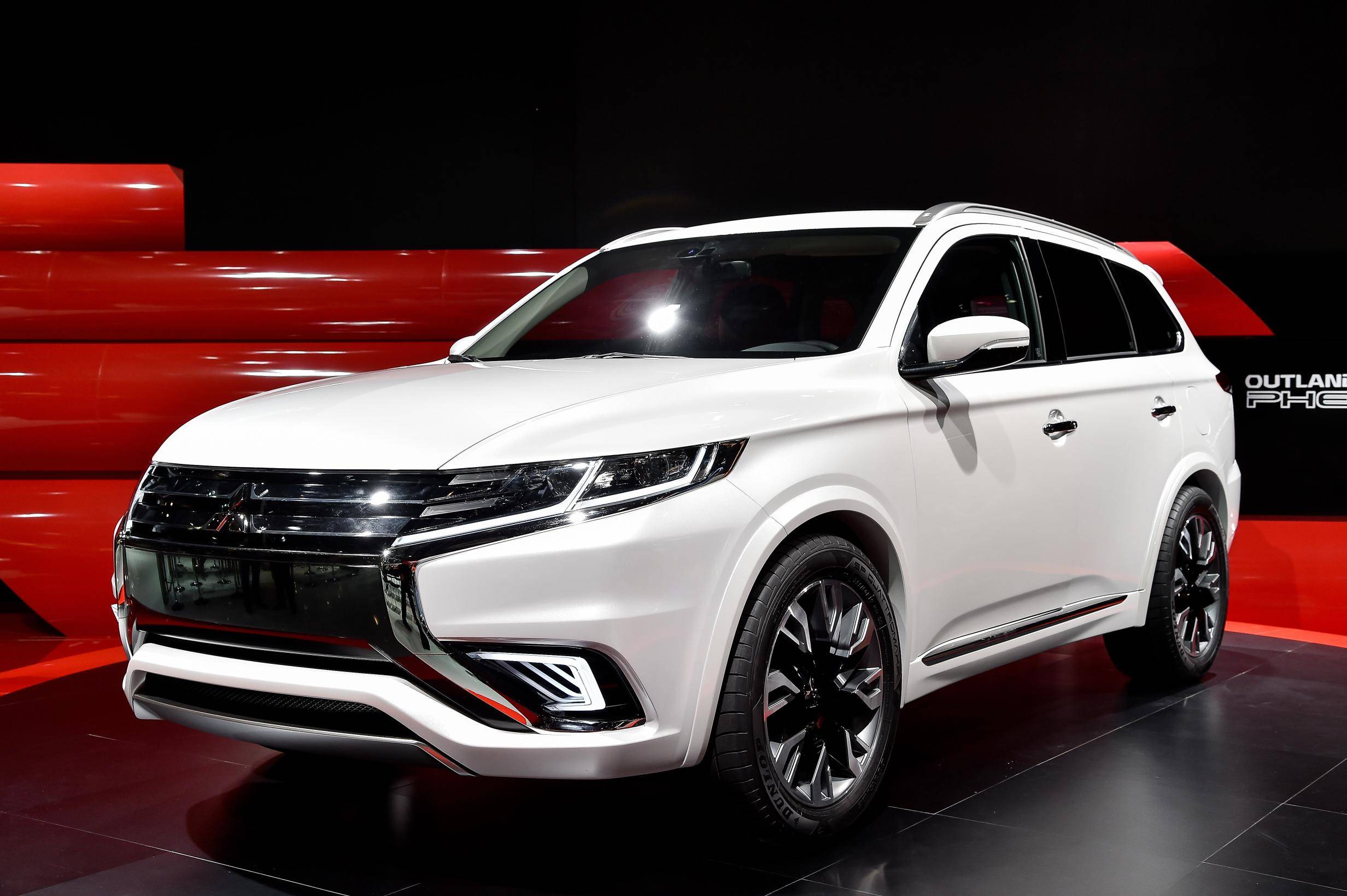 Updated Mitsubishi Outlander PHEV Debuts in TMS 2015