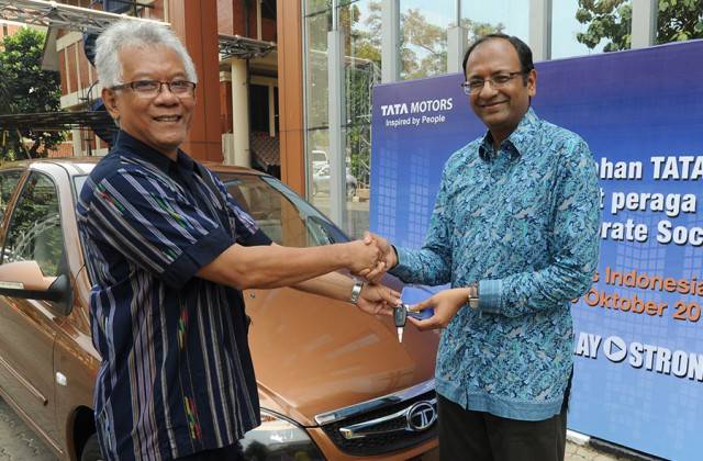 Tata Motors Menyumbangkan Tata Indigo ke Universitas Indonesia