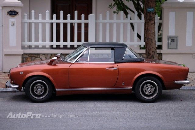 ngo-ngang-truoc-ve-dep-xe-co-fiat-124-sport-spider-gan-50-tuoi-tai-ha-thanh