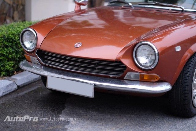 ngo-ngang-truoc-ve-dep-xe-co-fiat-124-sport-spider-gan-50-tuoi-tai-ha-thanh (1)