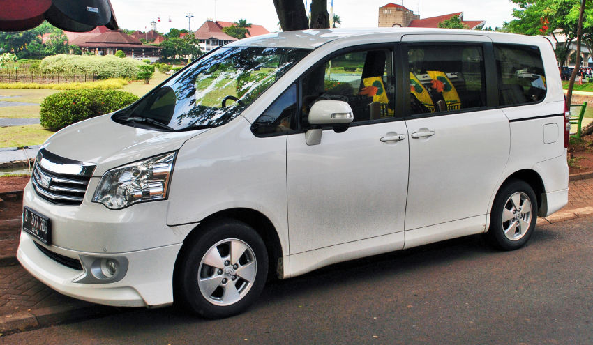 Pilih MPV Keluarga Toyota Sienta Baru atau NAV1 Bekas?