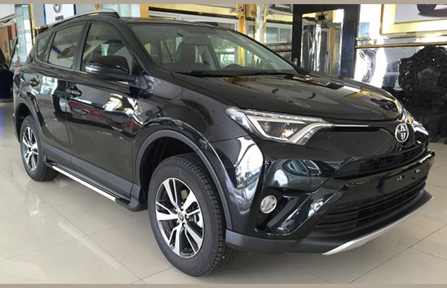 Toyota RAV4 2016 nhập khẩu về Việt Nam có giá khoảng 1,8 tỷ VNĐ