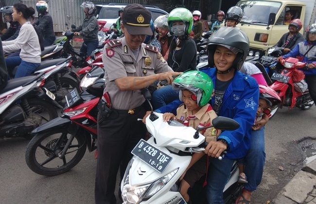 Bagi-bagi helm gratis dari MPM