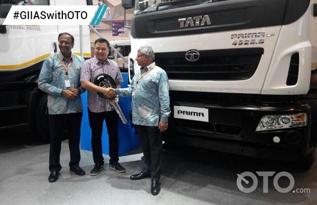 Tata Motors Serah Terima Kunci Dengan Konsumen Di GIIAS 2016