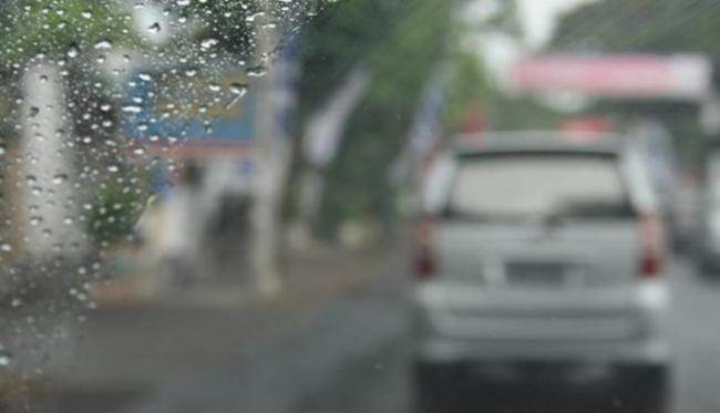 Tips Sederhana Berkendara Aman Saat Hujan