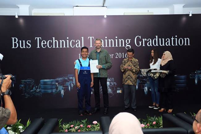 Pelulusan angktan pertama teknisi bus MErcedes benz