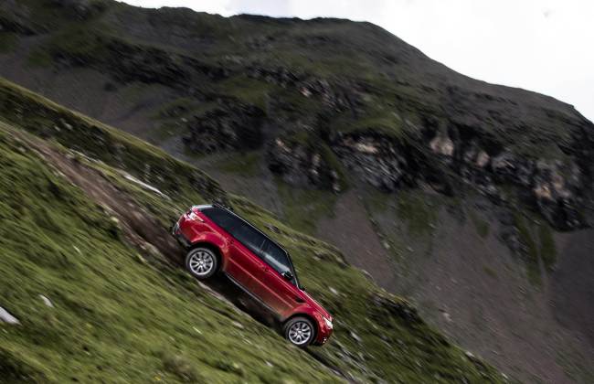 Range Rover Sport Menerima Tantangan Downhill di Pegunungan Alpen