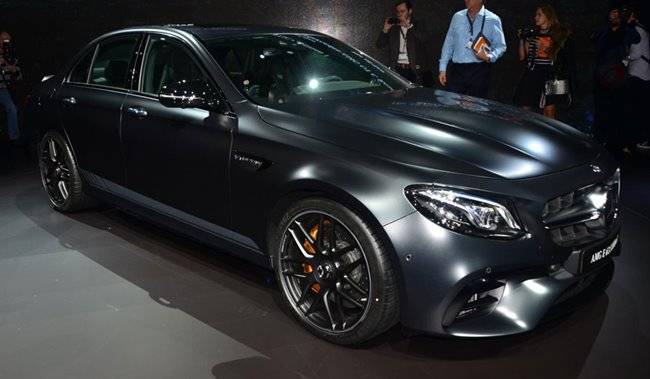 Mercedes E63 AMG S Edition 1 Tampil Dengan Warna Menawan 