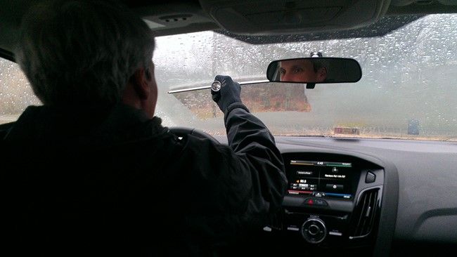 Tips Mengatasi Kaca Mobil Berembun Saat Hujan