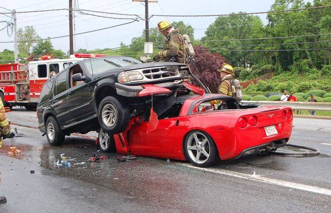 Begini Jika Chevrolet Corvette Beradu Banteng Dengan Ford Explorer