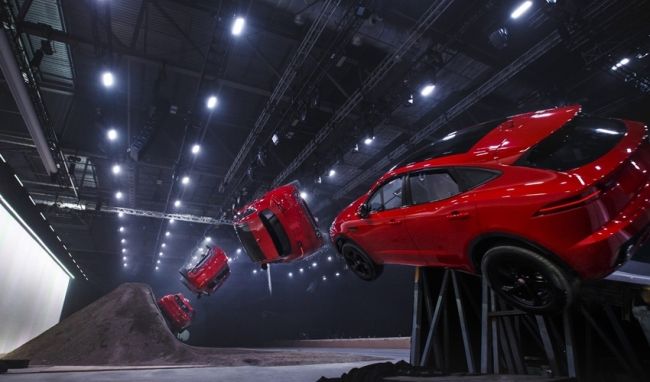 Jaguar E-Pace Meluncur Secara Spektakuler Jaguar E-Pace Meluncur Secara Spektakuler