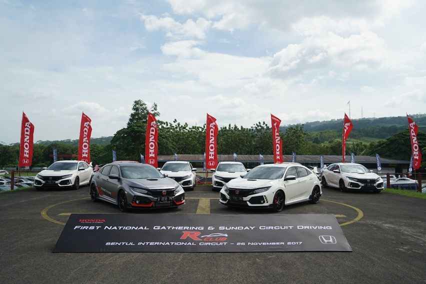 Komunitas Honda Civic Type R Ngebut di Sirkuit Sentul