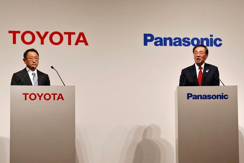 Toyota Motor Corp President Akio Toyoda (L) dan Panasonic Corp President Kazuhiro Tsuga