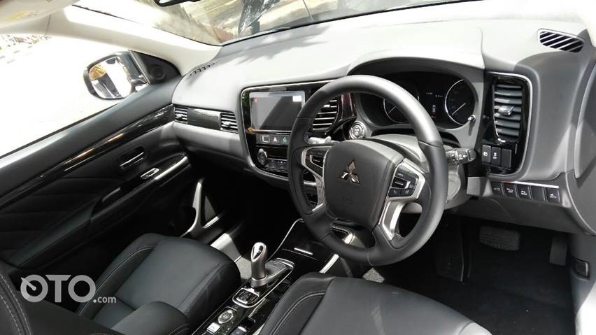 interior outlander phev