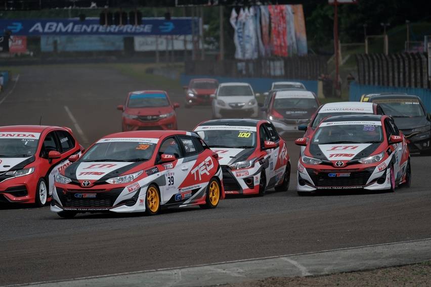 Mobil Baru Toyota Yaris Naik Podium Sentul