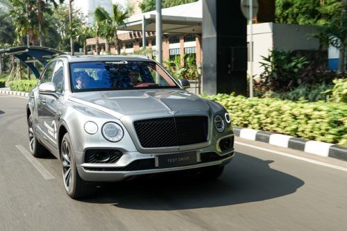 First Drive Bentley Bentayga V8: Mencicipi Mobil Ratu Inggris Di Jakarta