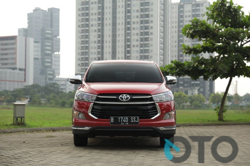 Pilihan Toyota Kijang Innova Bensin Captain Seat, Venturer atau Tipe Q?