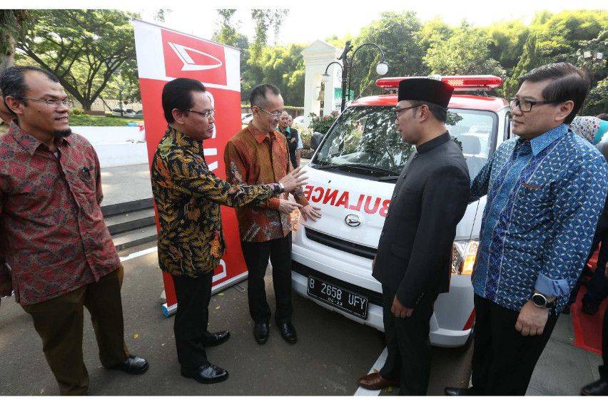 Ridwan Kamil Terima Sumbangan Ambulans Daihatsu Gran Max untuk Kota Bandung