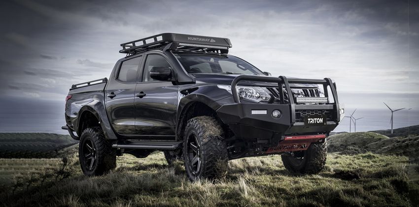 Mitsubishi Strada side