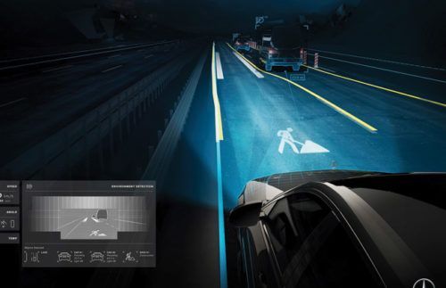 Mercedes-Maybach พัฒนาไฟหน้า DIGITAL LIGHT จนฉายข้อความบนถนนได้