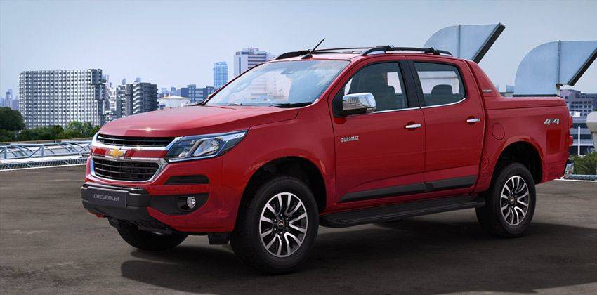 Chevrolet Colorado vs Toyota Hilux - Pick one up