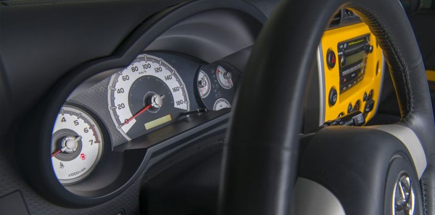 Toyota FJ Cruiser speedometer