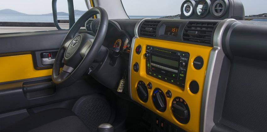 Toyota FJ Cruiser cabin controls
