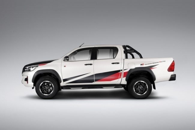 2018/11/9093f5e8-toyota-hilux-gr-sport-1.jpg