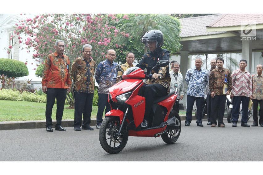 Ini Komentar Jokowi Setelah Mengendarai Motor Listrik Gesits