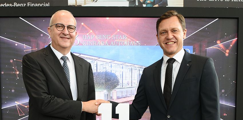 Mercedes-Benz Autohaus Handshake