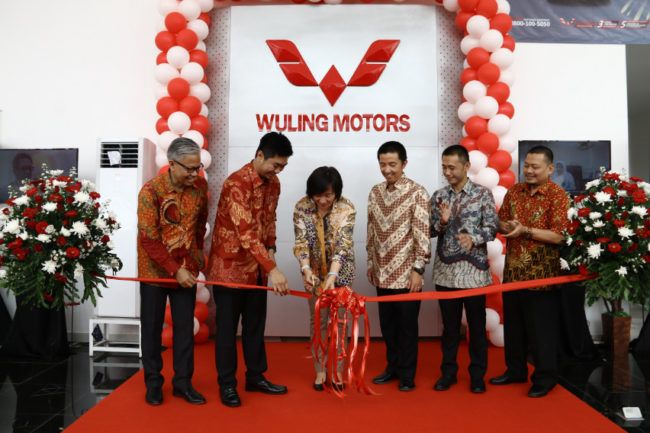 2018/11/Cindy-Cai-VSSM-Vice-President-Wuling-Motors-meresmikan-pembukaan-dealer-Wuling-Ciputat.jpg