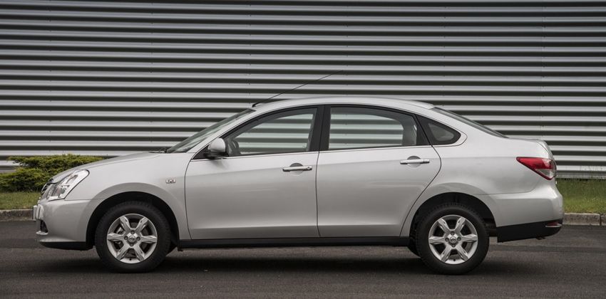 Nissan Almera Side