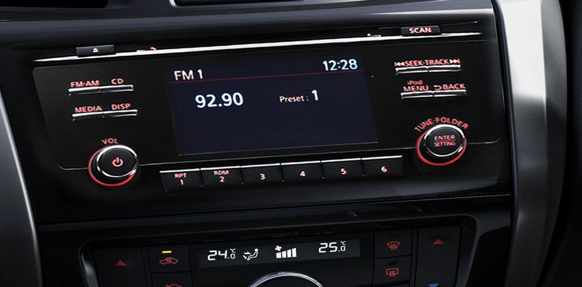 Nissan Navara double cab 5-inch infotainment system