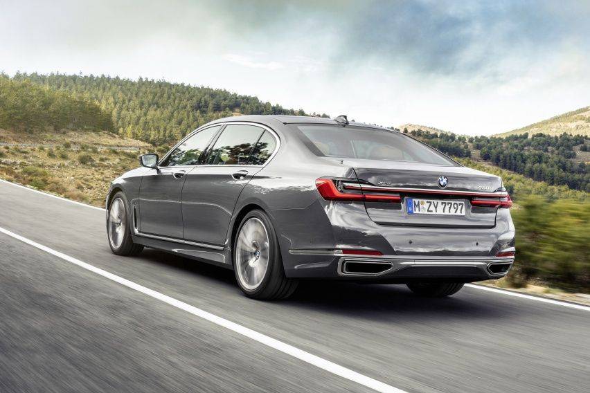 BMW 7 Series Facelift Meluncur, Pamer Grille Ekstrabesar