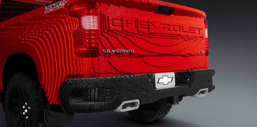 2019 Chevrolet Silverado rear - Logo brick